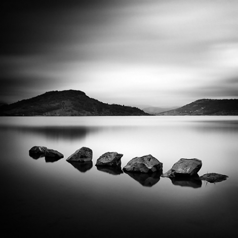 "Petits rochers sur le lac"