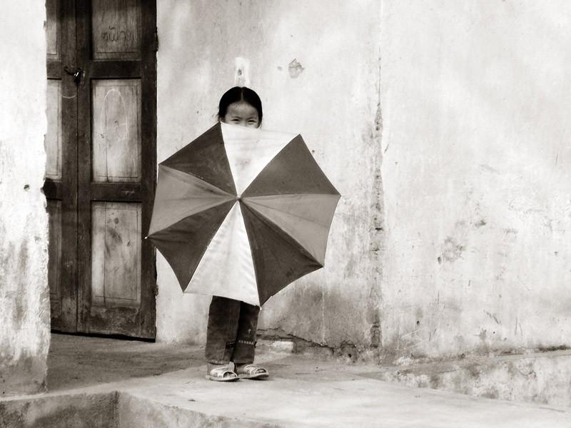 "Fillette au parapluie"